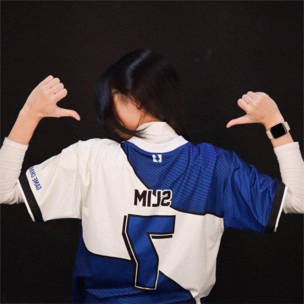 Sydney Lim from the back with her esports jersey on, No. 斯利姆，竖起两个大拇指